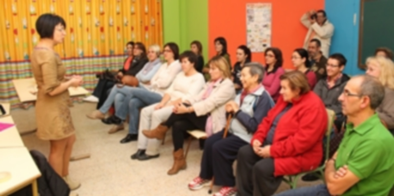 Miembros de la Asociación del Barrio San Gil en un taller de Reiki. / C. Núñez