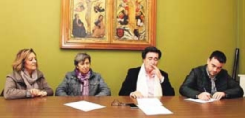 ´La concejala de Asuntos Sociales junto a los portavoces de IU y PSOE