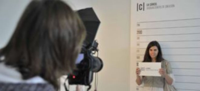 Una joven posa durante la jornada de puertas abiertas que celebró la antigua prisión de Segovia el 30 de abril. / Kamarero.