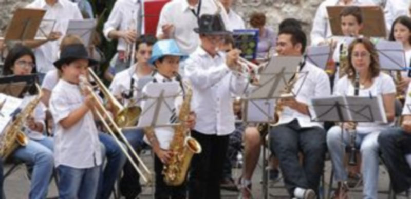 Los alumnos muestran a final del curso sus conocimientos en las calles del centro de la villa. / Gabriel Gómez