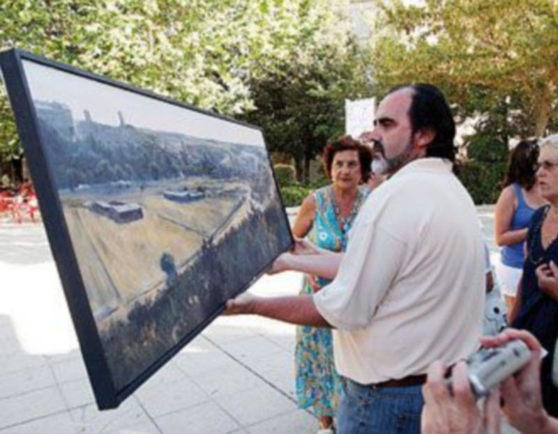 Fermín García mostrando su obra al numeroso público que se congregó en los Paseos./GABRIEL GÓMEZ