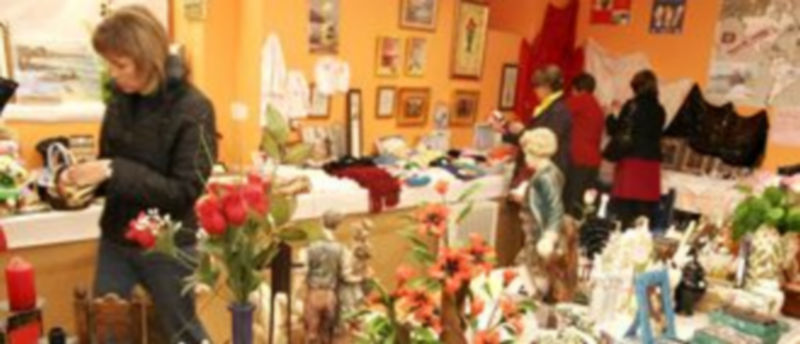 Productos del Rastrillo solidario en una edición anterior./Gabriel Gómez