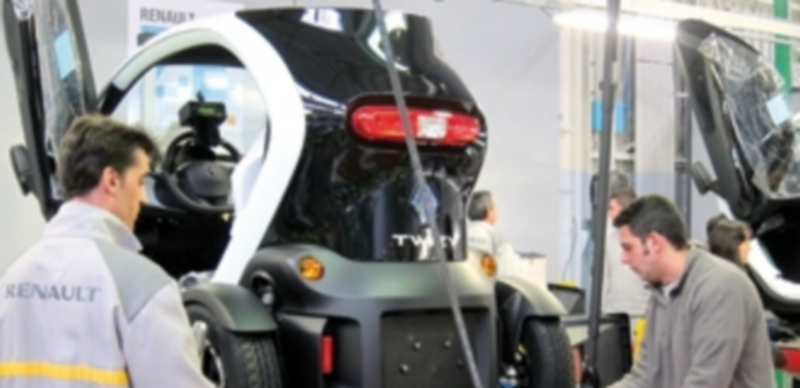 Los sindicatos acaban sin acuerdos sus negociaciones con Renault 1 Un grupo de operarios trabajan en la factoría de la empresa automovilística de Renault