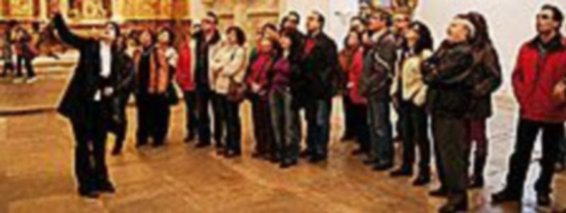 Los visitantes siguen con atención las explicaciones de la guía sobre el templo. / Gabriel Gómez