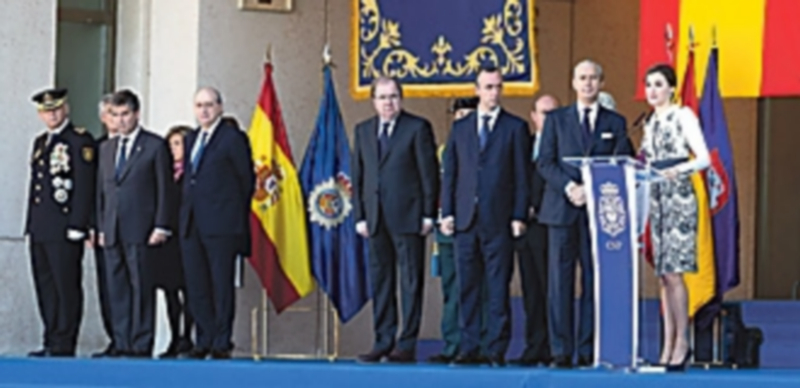 La Reina Letizia destaca “el papel necesario” de la Policía Nacional 1 Doña Letizia (derecha)