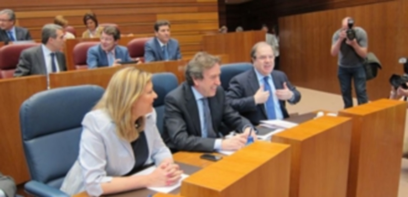 Las Cortes preguntan a Herrera por las oposiciones de enfermería2 1 Juan Vicente Herrera (d) junto al consejero de Presidencia