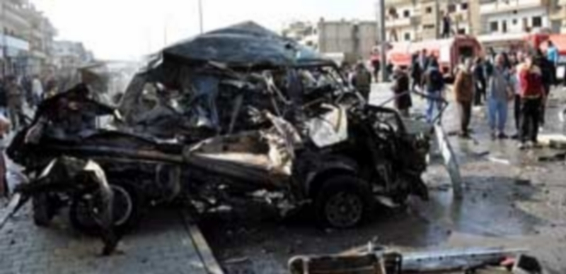 Un coche destrozado durante las explosiones en el doble ataque con bombas en la ciudad siria de Damasco. / Efe