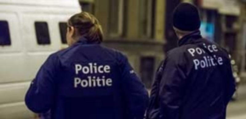 Dos policías belgas durante la redada del pasado viernes en la que fue detenido