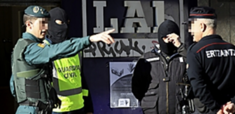 Agentes de la Guardia Civil a la puerta de la sede del sindicato abertzale LAB./ Efe