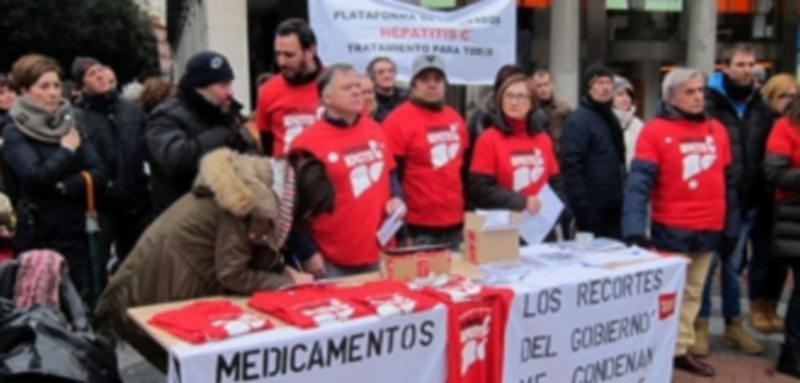 Una concentración pide acceso a la cura de la hepatitis C en Valladolid 1 Los concentrados exigieron respuestas por parte de la Consejería de Sanidad para acceder a los fármacos. / Efe