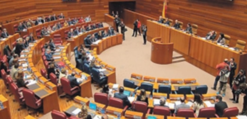 Herrera se reivindica como un político “limpio” ante el PSOE 1 Imagen de una sesión plenaria en la que la corrupción volvió a ser protagonista. / Europa Press