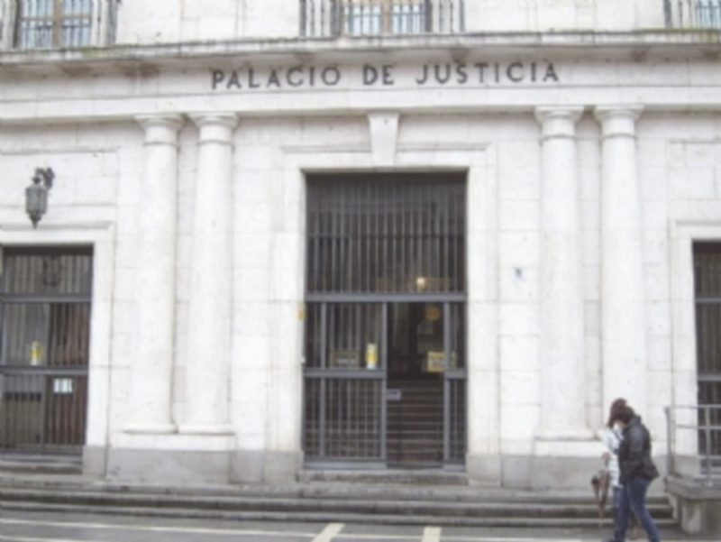 Las acusaciones piden 14 años de cárcel al acusado por violación y robo 1 El Ministerio Fiscal solicita una pena de prisión de 13 años que la acusación particular eleva a 14 por varios delitos. / E.P.