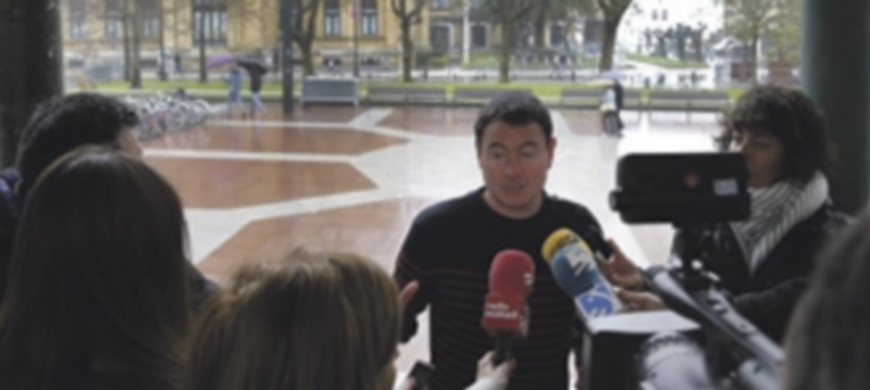 El parlamentario vasco de EH Bildu Hasier Arraiz ante la prensa. / EFE