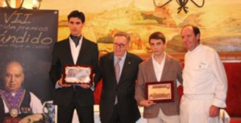 Los toreros galardonados junto a los titulares del mesón de Cándido./ Nuria Herrero.