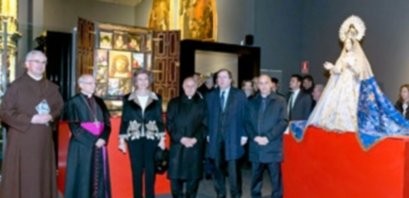 La Reina Sofía durante el recorrido inaugural por la nueva exposición de ‘Las Edades del Hombre’ acompañada del presidente de la Junta