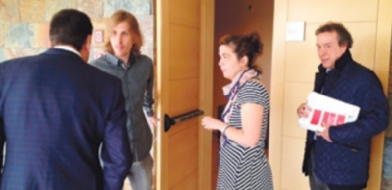 Los representantes de Podemos en las Cortes junto a los del Partido Popular en la reunión de ayer. / Europa Press