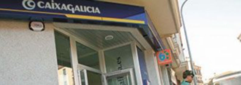 Imagen de la fachada principal de la entidad bancaria donde se produjo el tiroteo entre los atracadores y los agentes. / EFE