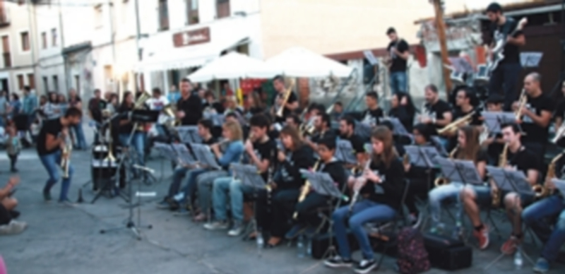 ‘The Big Band Theory’ en su concierto enmarcado en las fiestas de ‘El Henarillo’ de este 2015. / Chantal Núñez