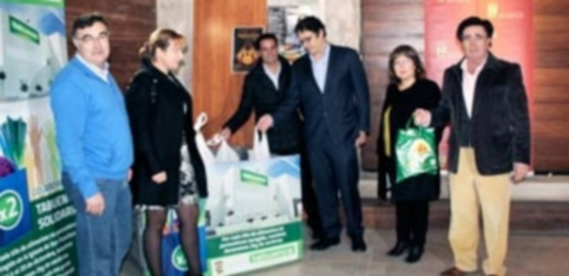 La pista de hielo sigue siendo uno de los puntos de recogida de alimentos hasta el 7 de enero. / C.N.