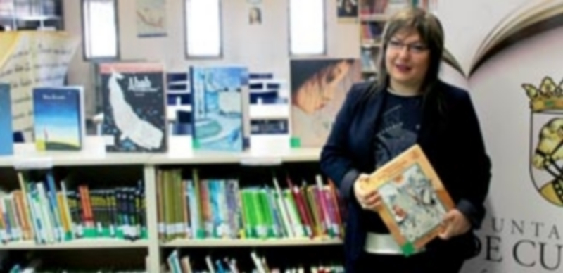 Sonia Martín en el nuevo espacio infantil de la bilbioteca. / Chantal Núñez