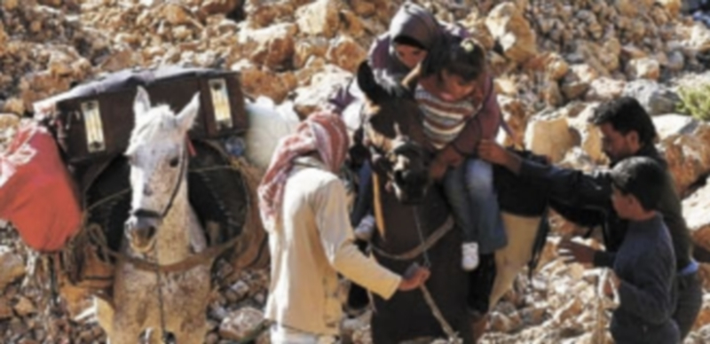 Una familia intenta huir de Siria a través de la frontera con Jordania. / Reuters