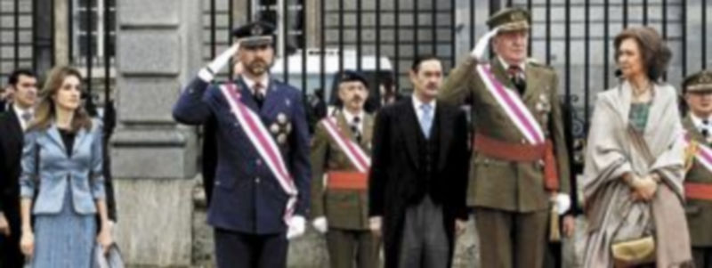 Los Reyes de España y los Príncipes de Asturias escuchan el himno nacional durante la celebración solemne de la Pascua Militar. / Efe