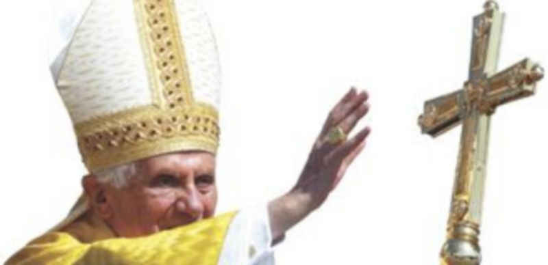 Las primeras palabras del Papa en su última Misa fueron de agradecimiento por la fortaleza que los jóvenes demostraron ante las inclemencias climáticas. / J.C. Hidalgo (Efe)