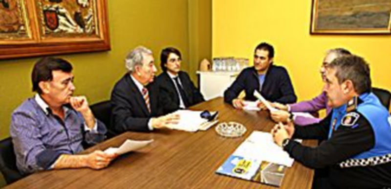 Un momento de la reunión mantenida ayer en las instalaciones del Ayuntamiento de Cuéllar. / Gabriel Gómez.