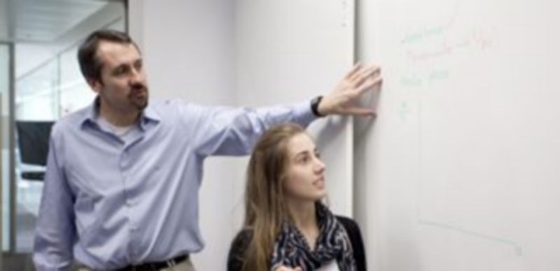 Fotografía de archivo de un profesor impartiendo clase junto a una alumna. / El Adelantado.