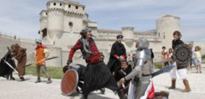 Ambos bandos combatieron ayer junto a la muralla y el Castillo./ Gabriel Gómez.