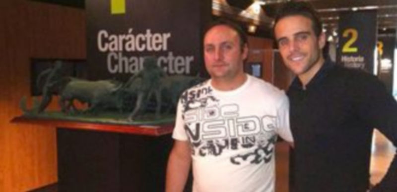 Dyango Velasco durante la entrega al museo del primer trofeo./ El Adelantado.