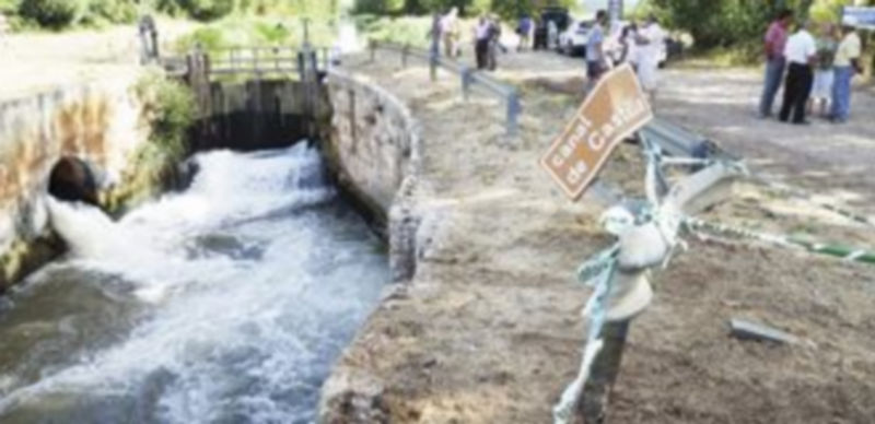 Lugar en el que se ha producido el accidente en el que seis personas han perdido la vida al salirse de la vía con su coche y caer al Canal de Castilla. / S.M. (ICAL)