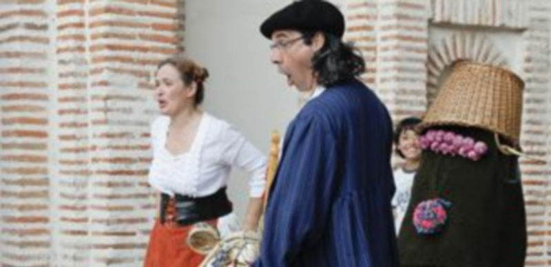 Nuria Aguado y Ricardo Ramos durante la representación de “Mar y Castañas”. / Gabriel Gómez