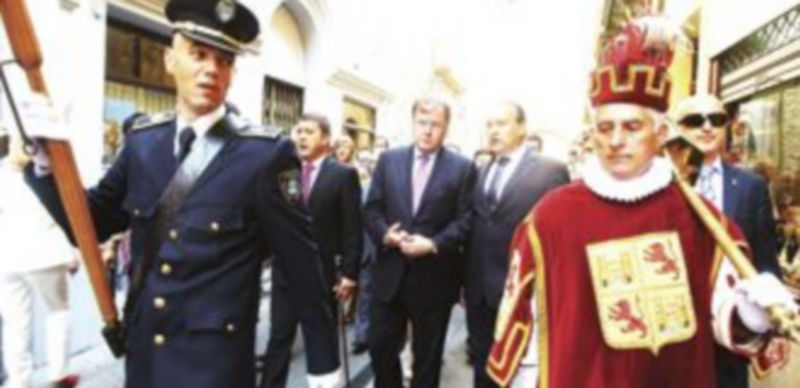 Silván (c) asiste a los actos organizados con motivo de El Día del Bierzo junto al alcalde de Ponferrada