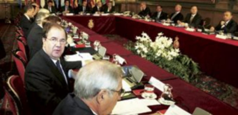 Herrera apela al «consenso» para cumplir con las reformas y el déficit 1 Juan Vicente Herrera (2 i)