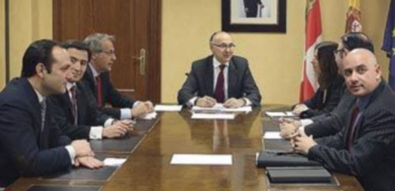 Ruiz Medrano (c) se reunió con los representantes del sector. / Ical