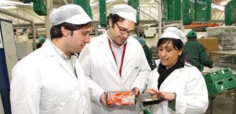 La concejala de Turismo (drcha) junto a los responsables de Tabuenca S.A