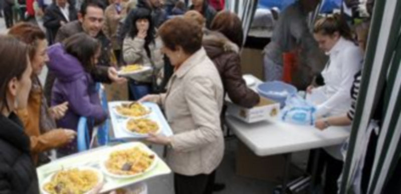 La paellada popular cerró ayer las actividades programadas por la asociación de vecinos del barrio. / Gabriel Gómez