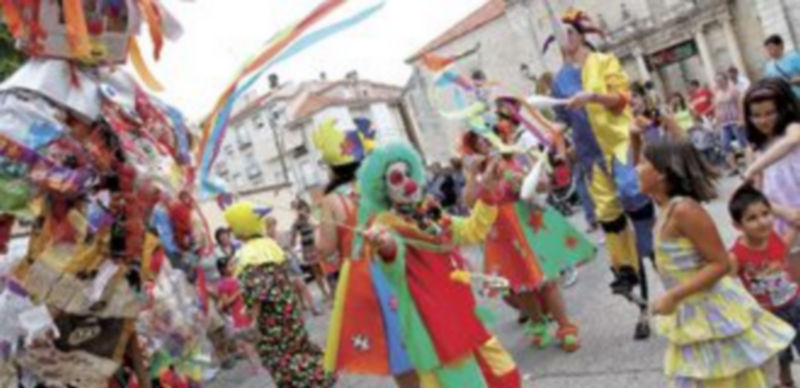 Un pasacalles de Teatro Zeréia se encargó de abrir el Festival recorriendo las calles del centro del municipio./ Gabriel Gómez