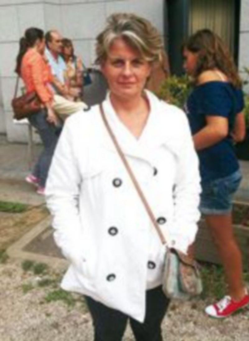 La vallisoletana Elena San José espera a las puertas del hospital de Santiago. / ICAL