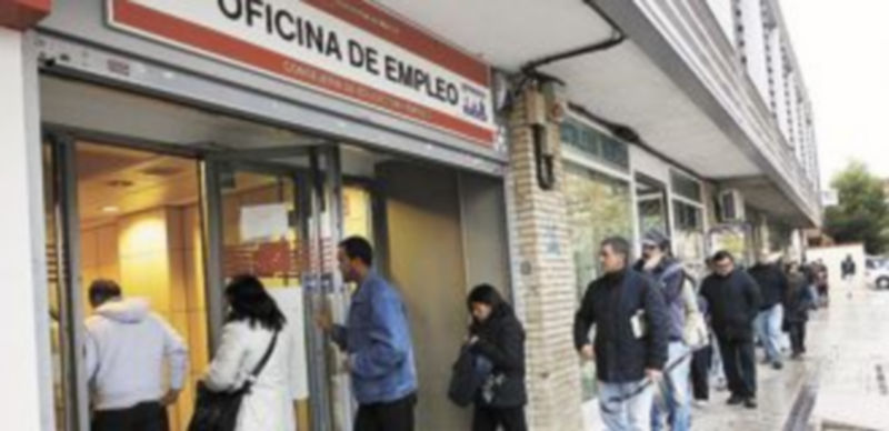 Un grupo de ciudadanos sin trabajo guardan turno para acceder a una oficina madrileña de empleo. / Andrea Comas (Reuters)