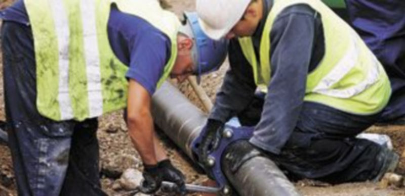 Unos trabajadores realizando obras de peatonalización. / Pablo Labrado