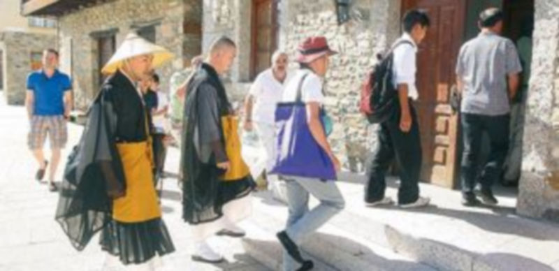 Dos peregrinaciones simultáneas con 10.500 kilómetros de distancia 1 La última expedición japonesa que recorrió el Camino de Santiago accede al Ayuntamiento de Molinaseca. / C. SÁNCHEZ (ICAL)