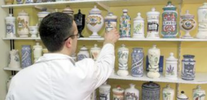 Un farmacéutico en su establecimiento en un municipio de Soria. / Ical