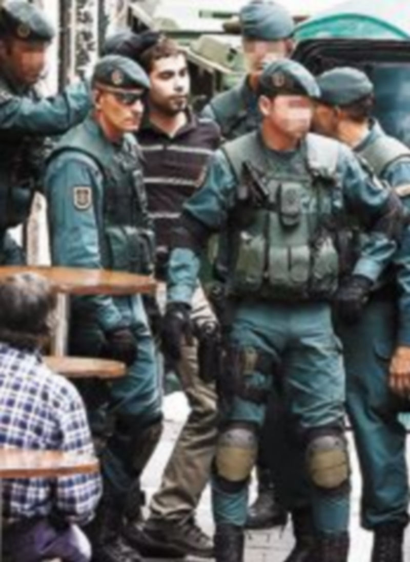 Detención de uno de los miembros de Herrira. / EFE