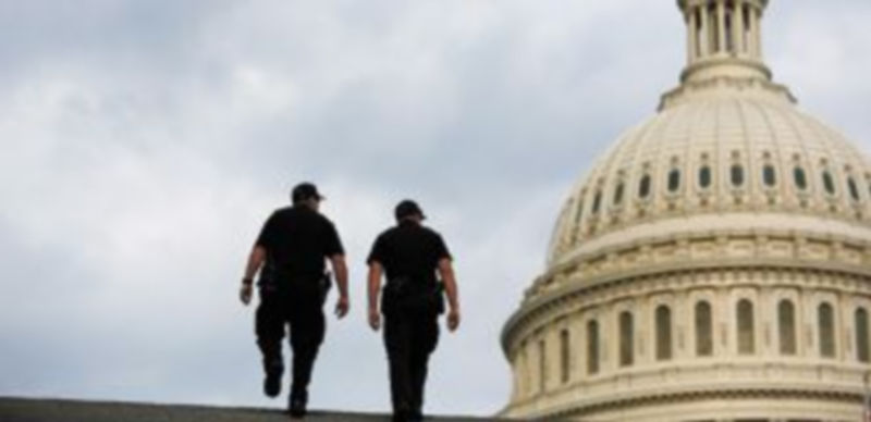 Dos miembros de la seguridad estadounidense pasean junto al Capitolio