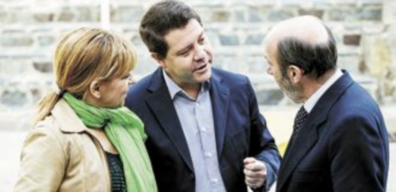 Alfredo Pérez Rubalcaba (d) charla junto a Elena Valenciano y el primer edil toledano
