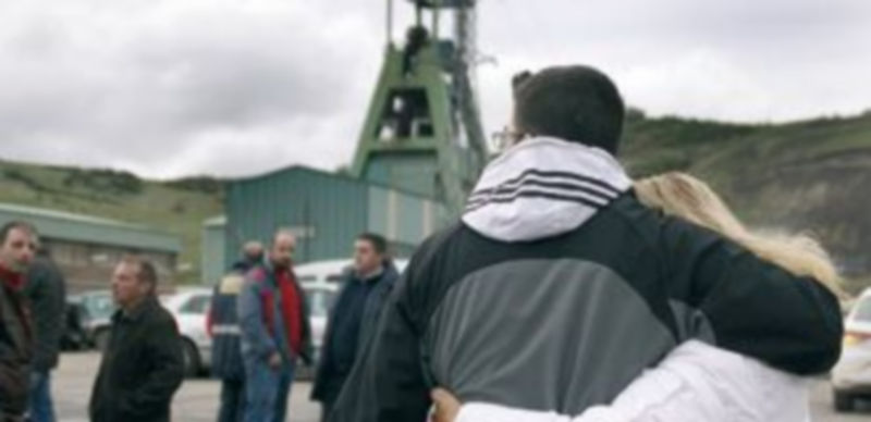 Familiares y amigos de los fallecidos y heridos se acercaron al pozo Emilio del Valle tras conocer el suceso entre grandes muestras de tristeza y desolación por las consecuencias del accidente. / Ical