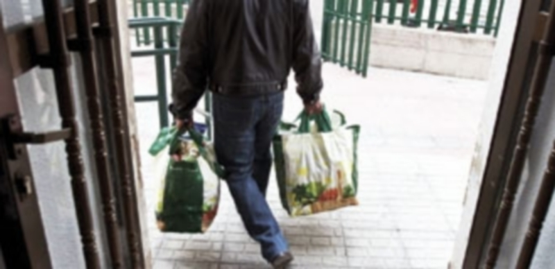Ayuntamientos y diputaciones elevan hasta un 50% las partidas para ayudas de emergencia social 1 Un hombre sale con dos bolsas llenas de productos de primera necesidad del economato de Cáritas en una ciudad castellana y leonesa. / Luis López Araico