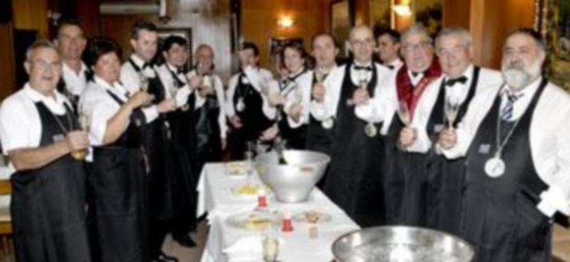 Los sumilleres portaron mandil negro